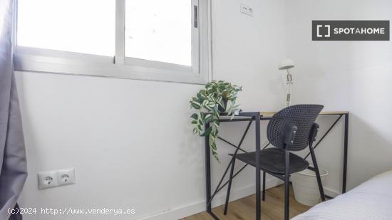 ¡Habitaciones en alquiler en un Piso de 5 Habitaciones en Valencia! - VALENCIA