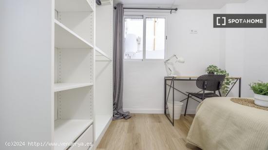 ¡Habitaciones en alquiler en un Piso de 5 Habitaciones en Valencia! - VALENCIA