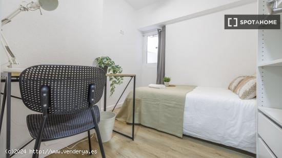 ¡Habitaciones en alquiler en un Piso de 5 Habitaciones en Valencia! - VALENCIA