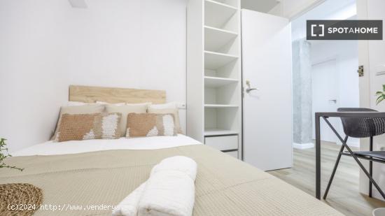 ¡Habitaciones en alquiler en un Piso de 5 Habitaciones en Valencia! - VALENCIA