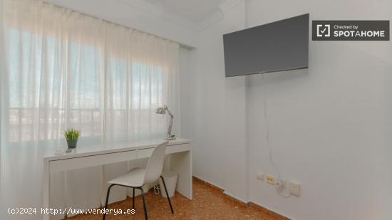 Se alquila habitación en piso de 6 habitaciones en Burjassot, Valencia - VALENCIA