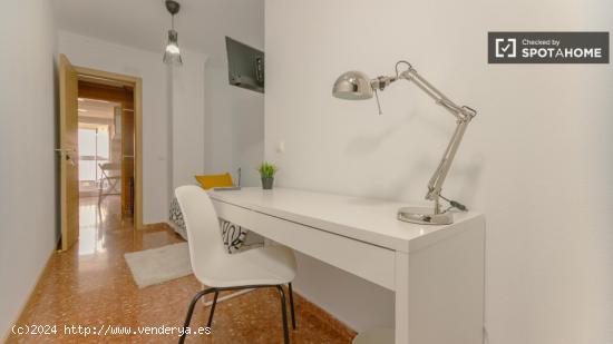 Se alquila habitación en piso de 6 habitaciones en Burjassot, Valencia - VALENCIA