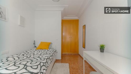 Se alquila habitación en piso de 6 habitaciones en Burjassot, Valencia - VALENCIA