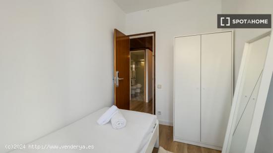 Habitaciones en alquiler en apartamento de 4 dormitorios en sant martí. - BARCELONA