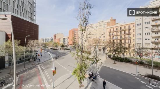 Habitaciones en alquiler en apartamento de 4 dormitorios en sant martí. - BARCELONA