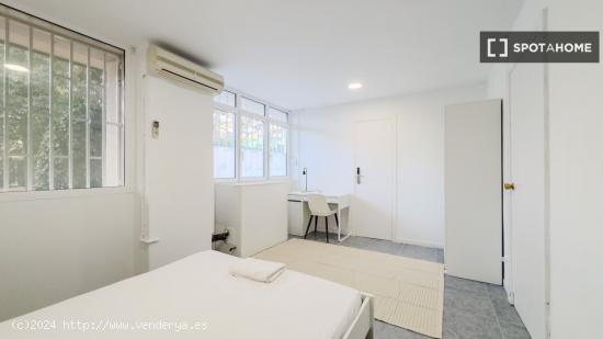 Se alquilan habitaciones en un apartamento de 5 dormitorios en Gràcia - BARCELONA