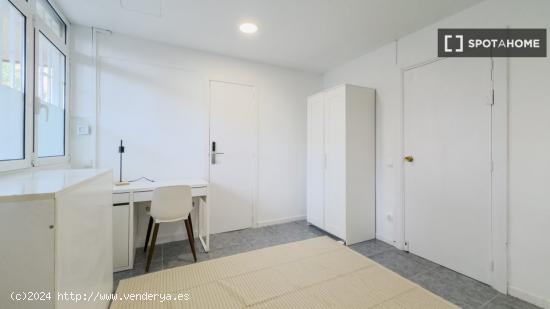 Se alquilan habitaciones en un apartamento de 5 dormitorios en Gràcia - BARCELONA