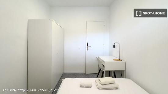 Se alquilan habitaciones en un apartamento de 5 dormitorios en Gràcia - BARCELONA