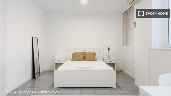 Se alquilan habitaciones en un apartamento de 5 dormitorios en Gràcia - BARCELONA