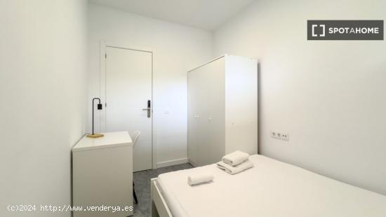 Se alquilan habitaciones en un apartamento de 5 dormitorios en Gràcia - BARCELONA