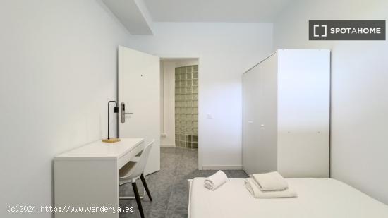 Se alquilan habitaciones en un apartamento de 5 dormitorios en Gràcia - BARCELONA