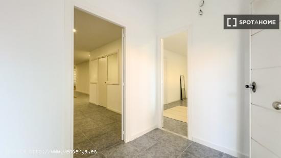 Se alquilan habitaciones en un apartamento de 5 dormitorios en Gràcia - BARCELONA