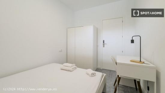 Se alquilan habitaciones en un apartamento de 5 dormitorios en Gràcia - BARCELONA