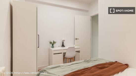 Alquiler de habitaciones en piso de 7 habitaciones en Sant Gervasi - Galvany - BARCELONA