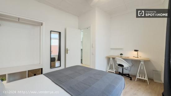 Se alquilan habitaciones en un apartamento de 8 dormitorios en Ciutat Vella - BARCELONA