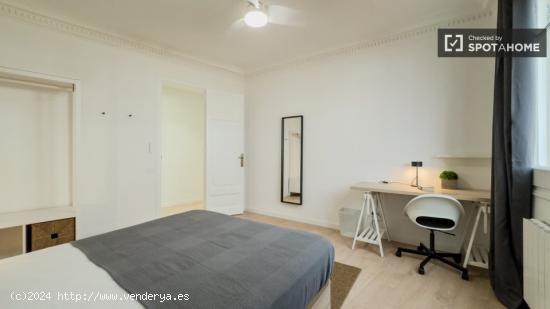 Se alquilan habitaciones en un apartamento de 8 dormitorios en Ciutat Vella - BARCELONA