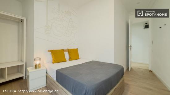 Se alquilan habitaciones en un apartamento de 8 dormitorios en Ciutat Vella - BARCELONA