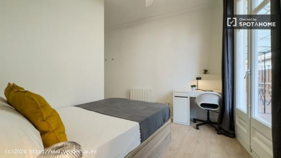 Se alquilan habitaciones en un apartamento de 8 dormitorios en Ciutat Vella - BARCELONA