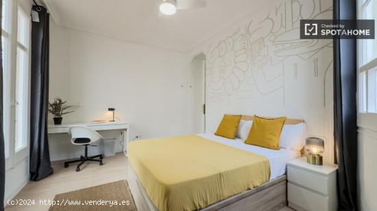 Se alquilan habitaciones en un apartamento de 8 dormitorios en Ciutat Vella - BARCELONA