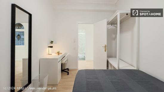 Se alquilan habitaciones en un apartamento de 8 dormitorios en Ciutat Vella - BARCELONA