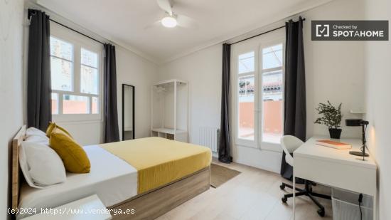 Se alquilan habitaciones en un apartamento de 8 dormitorios en Ciutat Vella - BARCELONA