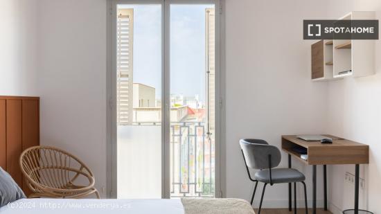 Se alquila habitación en piso de 8 habitaciones en Barcelona - BARCELONA