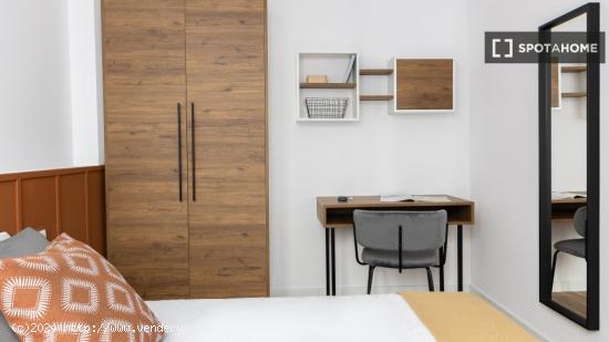 Se alquila habitación en piso de 8 habitaciones en Barcelona - BARCELONA