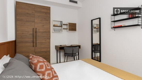 Se alquila habitación en piso de 8 habitaciones en Barcelona - BARCELONA