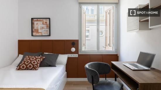 Se alquila habitación en piso de 8 habitaciones en Barcelona - BARCELONA