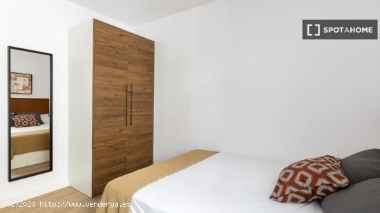 Se alquila habitación en piso de 8 habitaciones en Barcelona - BARCELONA