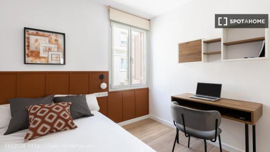 Se alquila habitación en piso de 8 habitaciones en Barcelona - BARCELONA