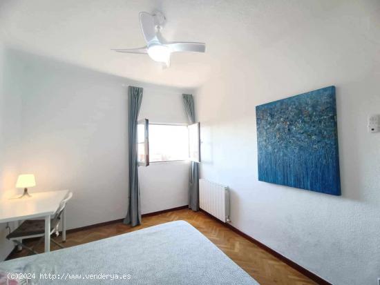 Alquiler de habitaciones en piso de 6 dormitorios en Portazgo - MADRID