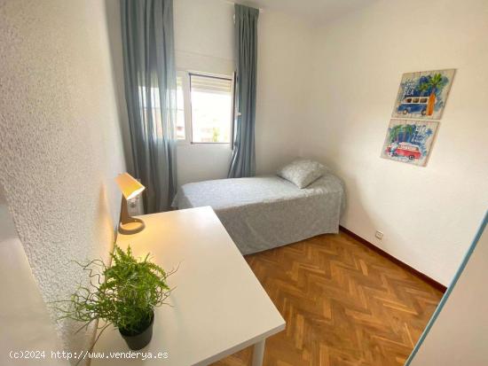 Alquiler de habitaciones en piso de 6 dormitorios en Portazgo - MADRID