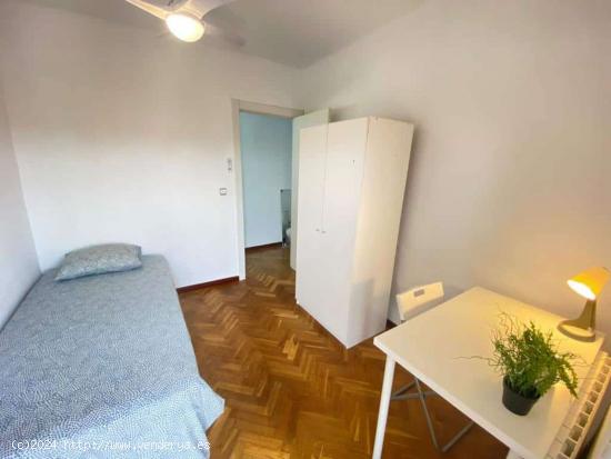  Alquiler de habitaciones en piso de 6 dormitorios en Portazgo - MADRID 