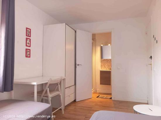  Se alquilan habitaciones en apartamento de 2 dormitorios en Palomeras Sureste - MADRID 