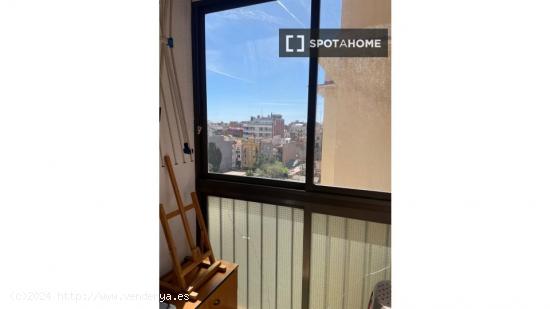 Se alquila habitación en piso de 3 habitaciones en Barcelona - BARCELONA