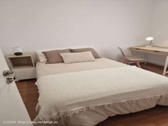 ¡Se alquilan habitaciones en un apartamento de 6 habitaciones en Barcelona! - BARCELONA