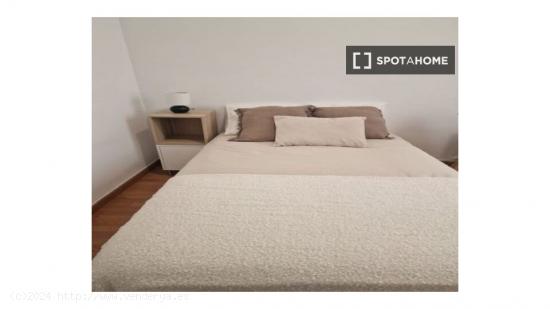 ¡Se alquilan habitaciones en un apartamento de 6 habitaciones en Barcelona! - BARCELONA