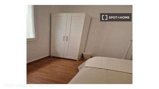 ¡Se alquilan habitaciones en un apartamento de 6 habitaciones en Barcelona! - BARCELONA