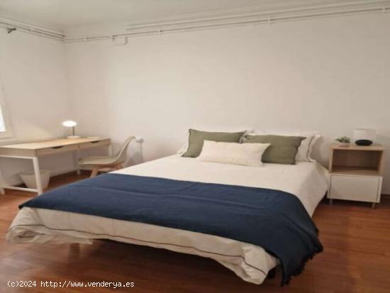 ¡Se alquilan habitaciones en un apartamento de 6 habitaciones en Barcelona! - BARCELONA