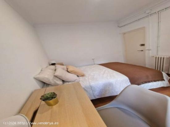  ¡Se alquilan habitaciones en un apartamento de 6 habitaciones en Barcelona! - BARCELONA 