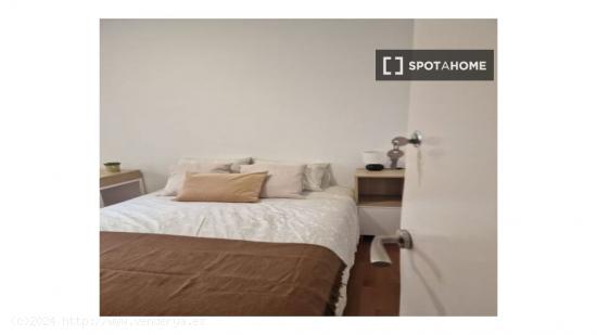 ¡Se alquilan habitaciones en un apartamento de 6 habitaciones en Barcelona! - BARCELONA