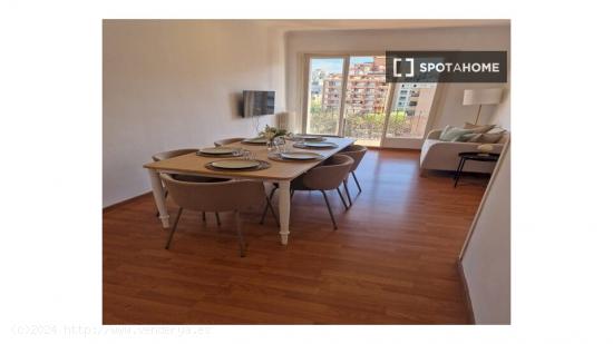 ¡Se alquilan habitaciones en un apartamento de 6 habitaciones en Barcelona! - BARCELONA