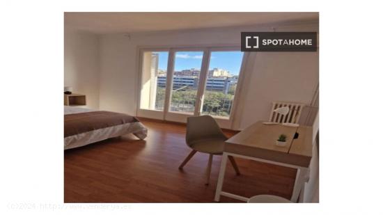 ¡Se alquilan habitaciones en un apartamento de 6 habitaciones en Barcelona! - BARCELONA