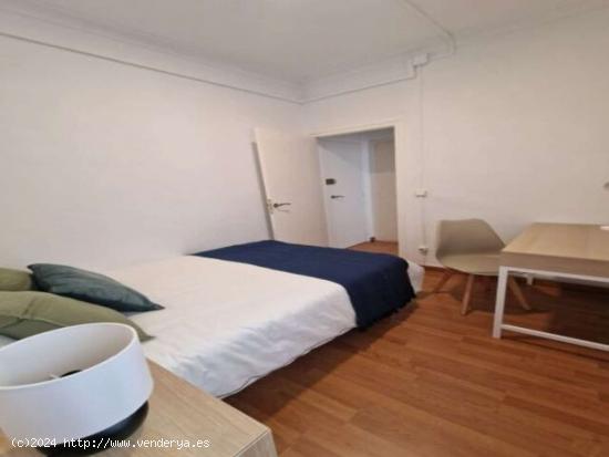  ¡Se alquilan habitaciones en un apartamento de 6 habitaciones en Barcelona! - BARCELONA 