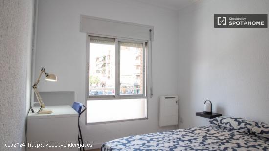 Se alquilan habitaciones en apartamento de 4 dormitorios en Carabanchel - MADRID