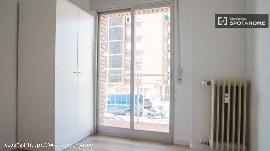 Se alquilan habitaciones en apartamento de 4 dormitorios en Carabanchel - MADRID