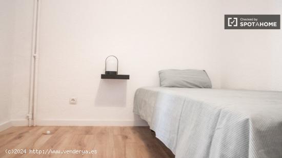 Se alquilan habitaciones en apartamento de 4 dormitorios en Carabanchel - MADRID