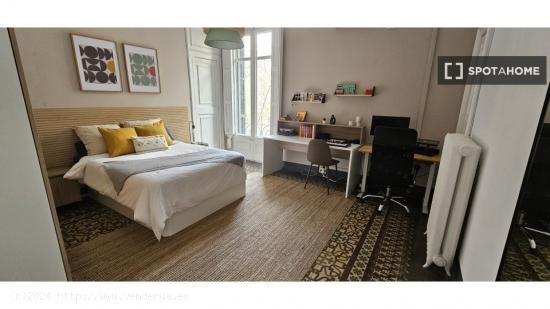 Se alquilan habitaciones en un apartamento de 7 dormitorios en L'Eixample - BARCELONA