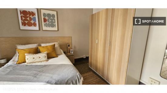 Se alquilan habitaciones en un apartamento de 7 dormitorios en L'Eixample - BARCELONA